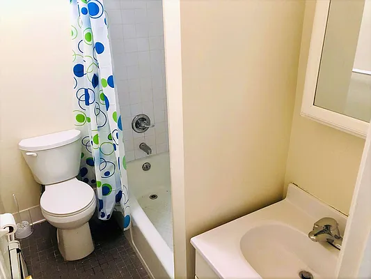 Sold by Dom Realty | media 23