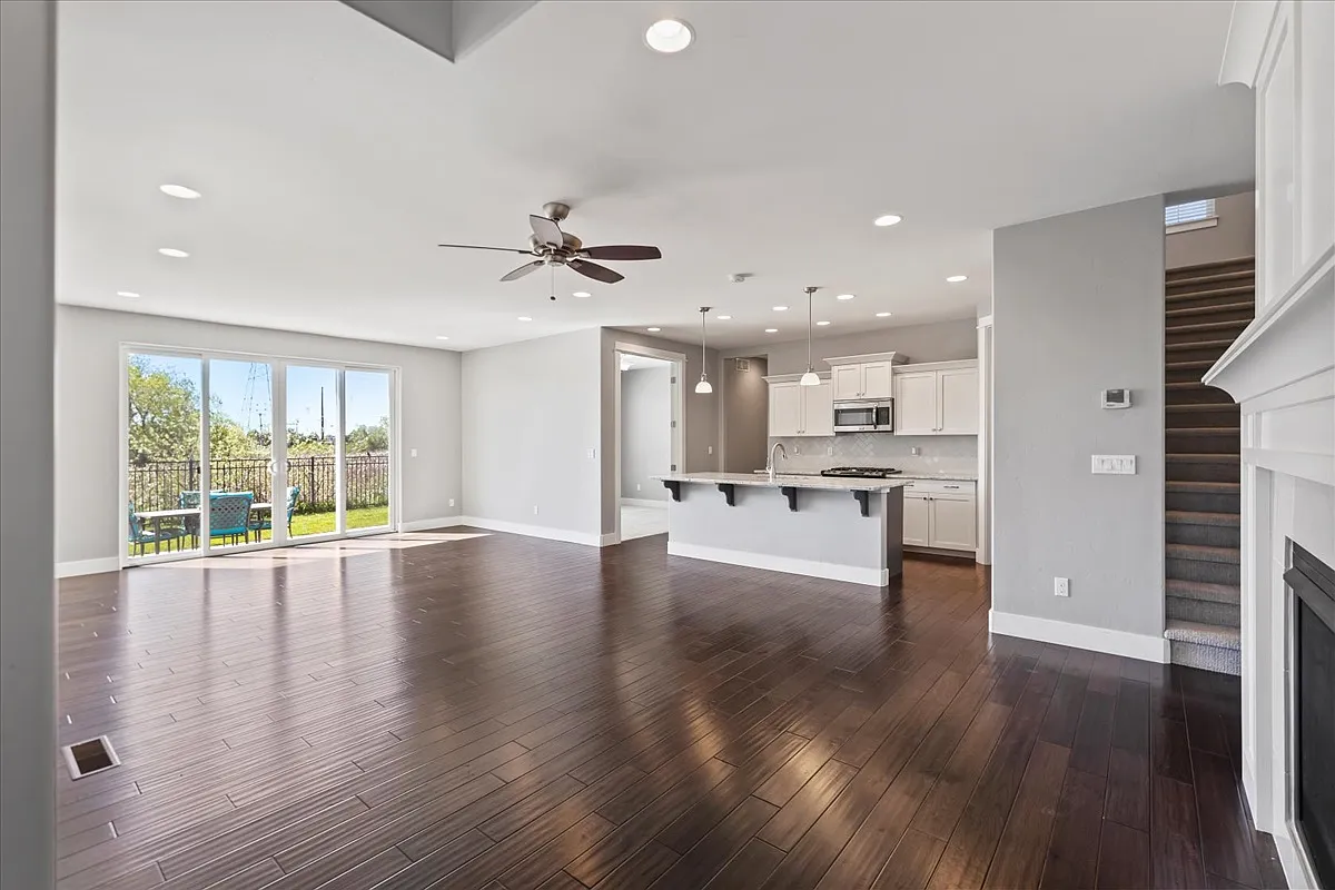 4 bed, 2427 sqft, $3,500 — Photo 4