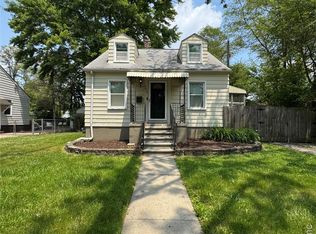 19455 Elkhart St, Harper Woods, MI 48225