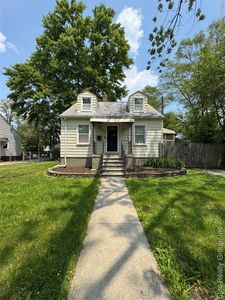 19455 Elkhart St, Harper Woods, MI, 48225