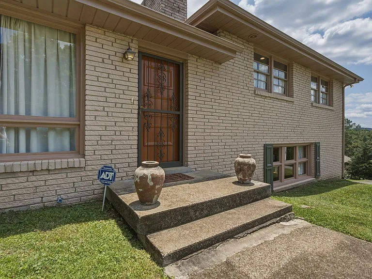 5028 Danby Dr — Photo 4