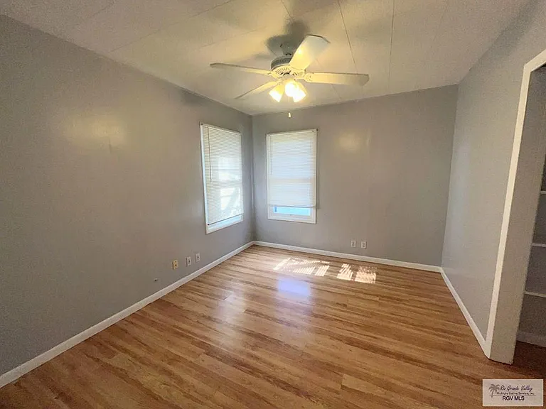 902 E Parkwood Dr — Photo 5