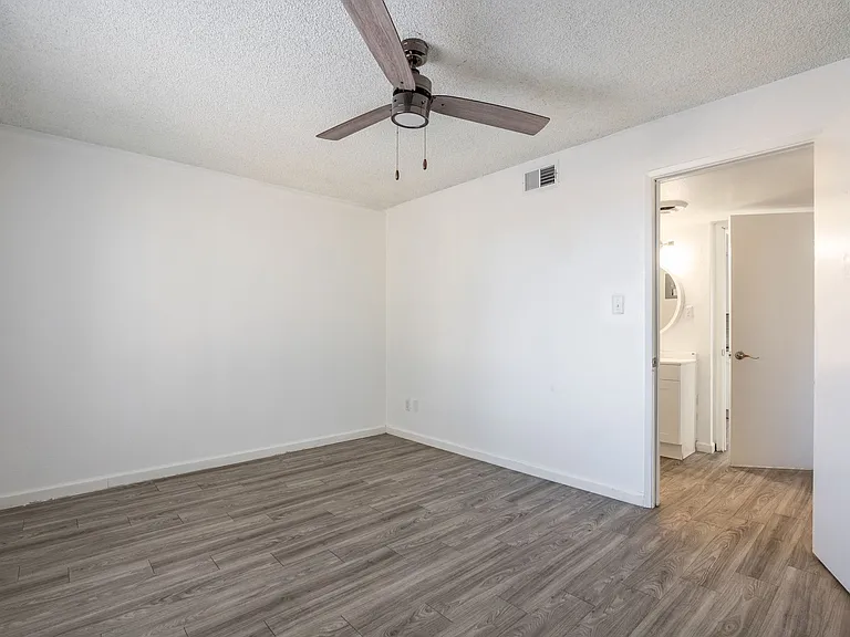 Park West Apartments — Photo 45