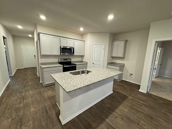 Kitchen with Granit Counters, farm sink