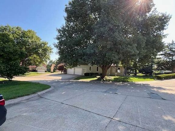 Exterior Neighborhood (street photo)