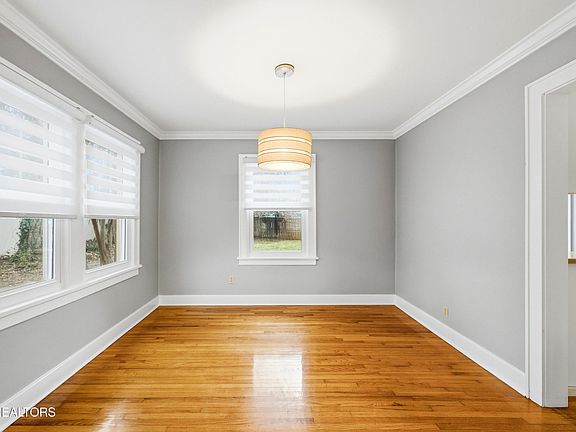 5th image of 208 Doughty Dr