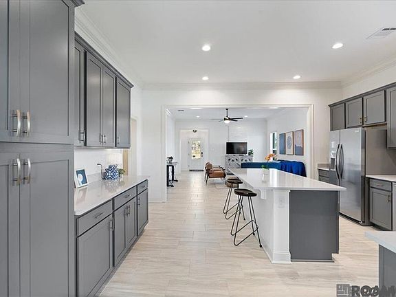 3rd image of 38429 Queen St