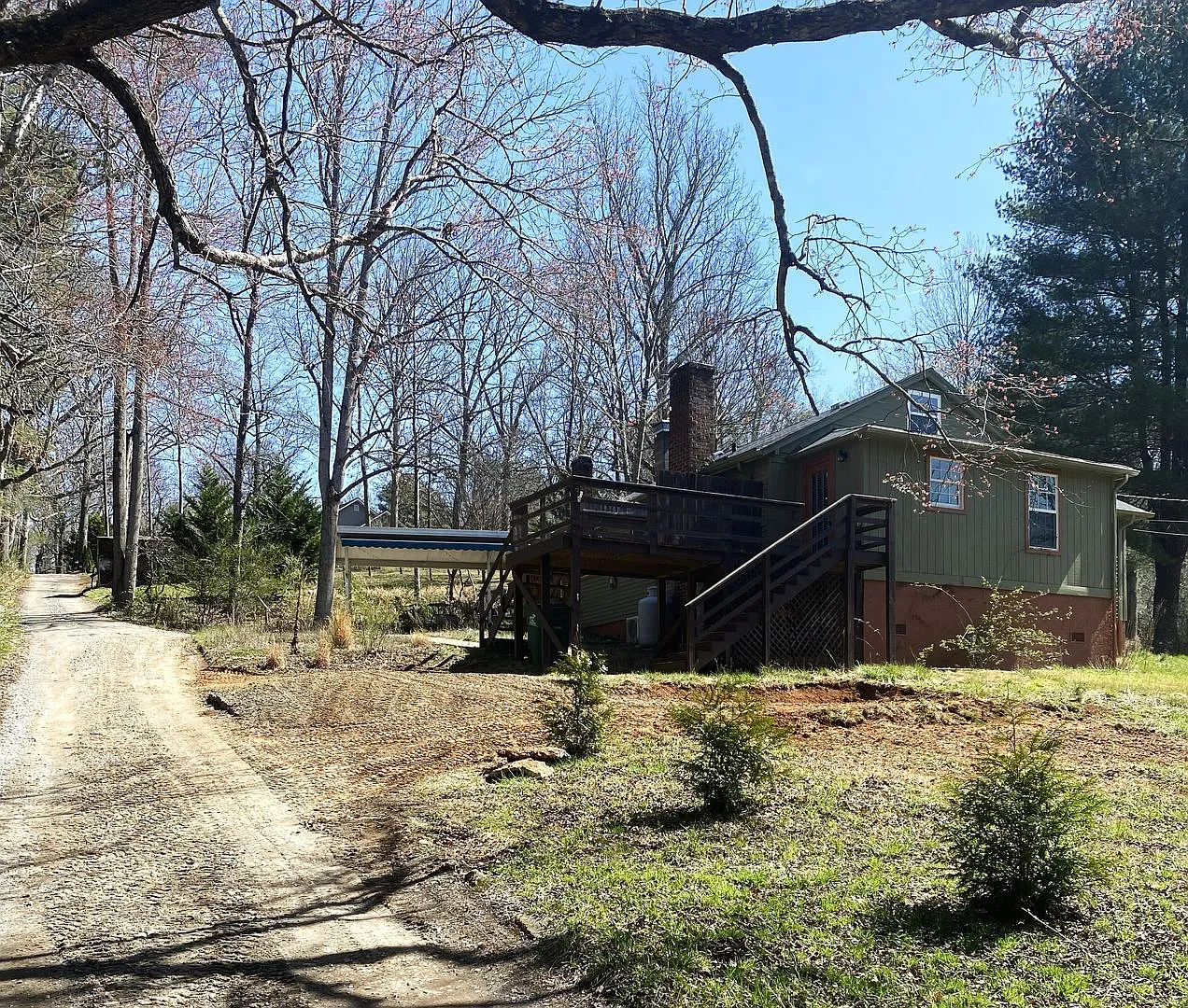 East AVL - Studio Apartment with Large Deck — Photo 1