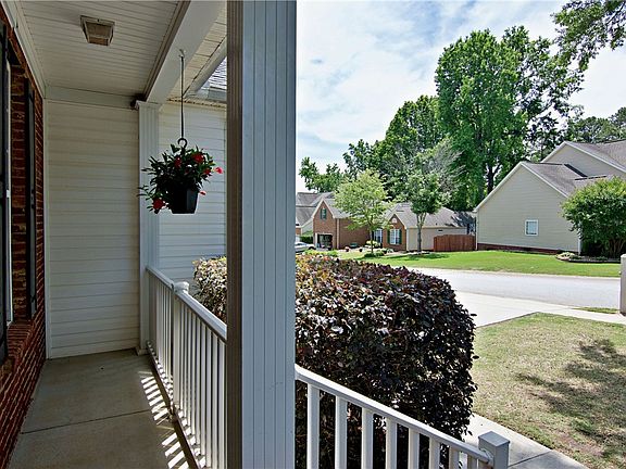 4th image of 601 Kingsmoor Dr