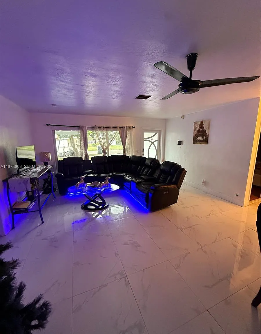 4 bed, 3.0 bath, $3,000 — Photo 2