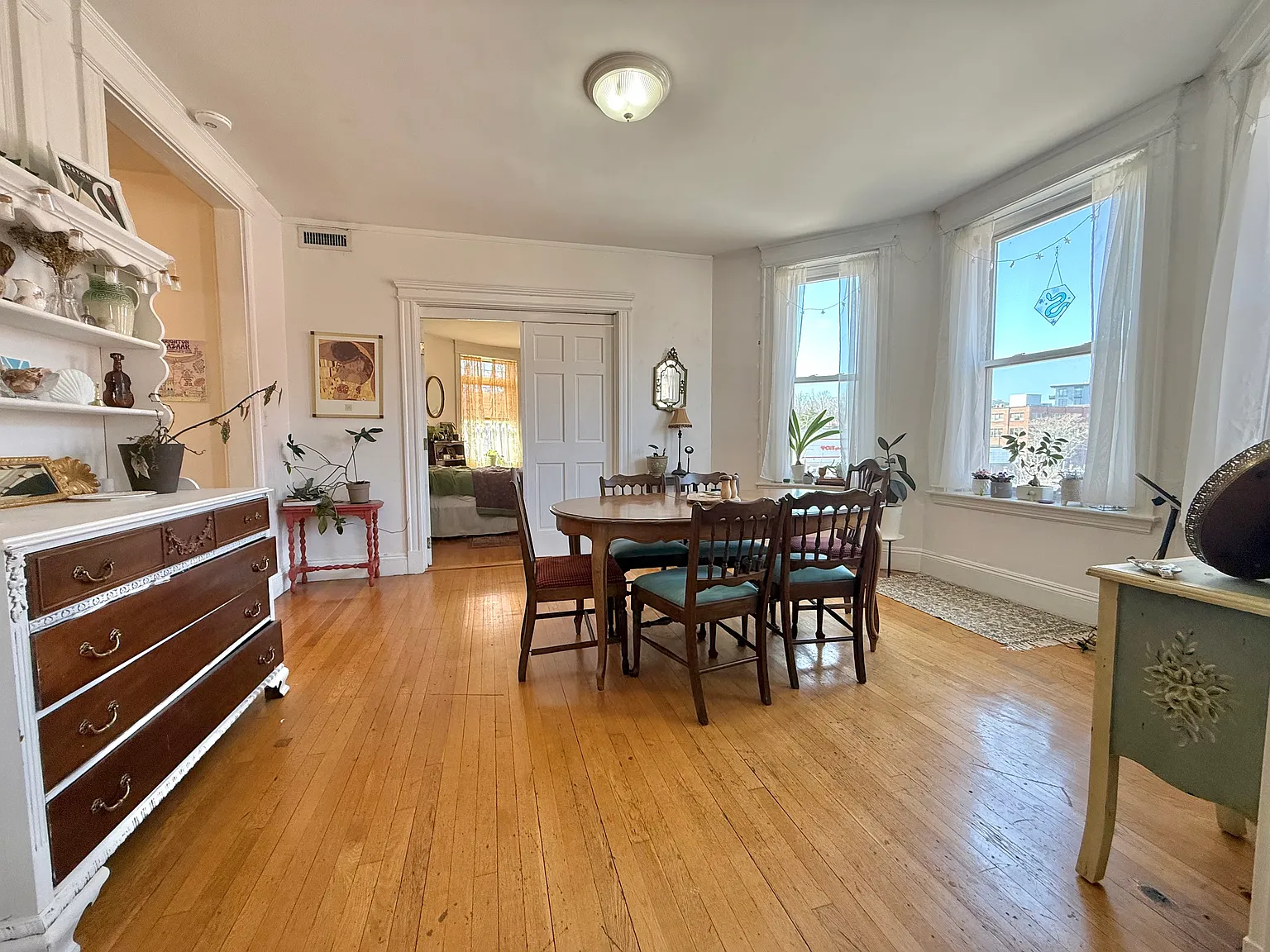 4 bed, 1800 sqft, $4,800 — Photo 2