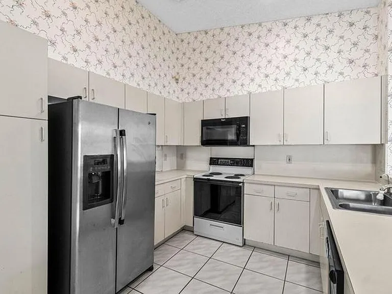 10001 Country Brook Rd — Photo 1