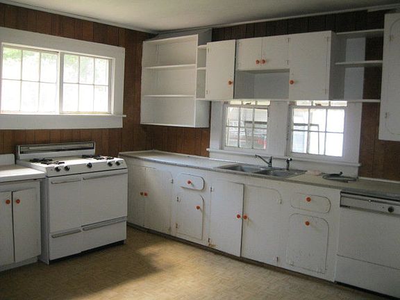 2nd image of 305 W Mendell Ave