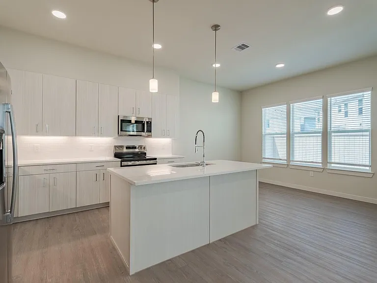 22021 Lesley Grv — Photo 12