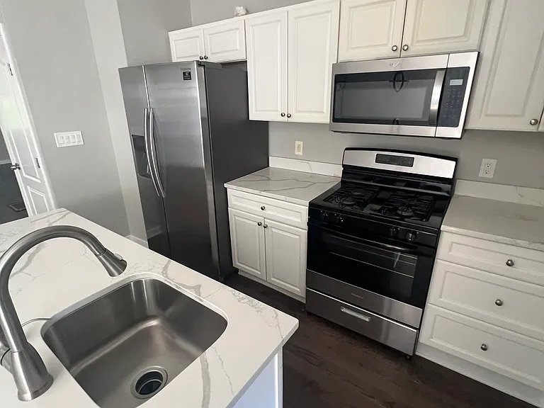 511 Wildwood Pkwy — Photo 2