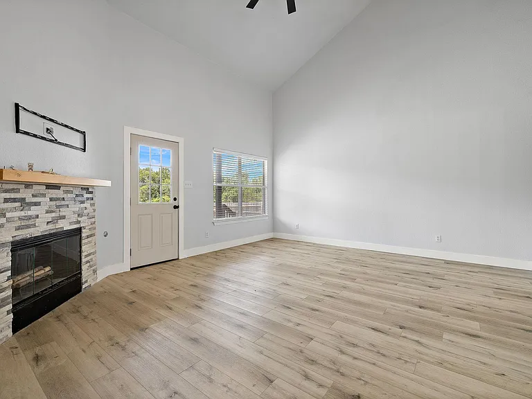 502 Sherwood Ct — Photo 8