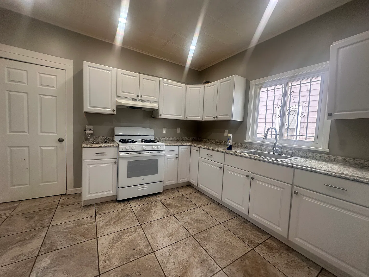 2 bed, 1.5 bath, 1200 sqft, $1,900 — Photo 2
