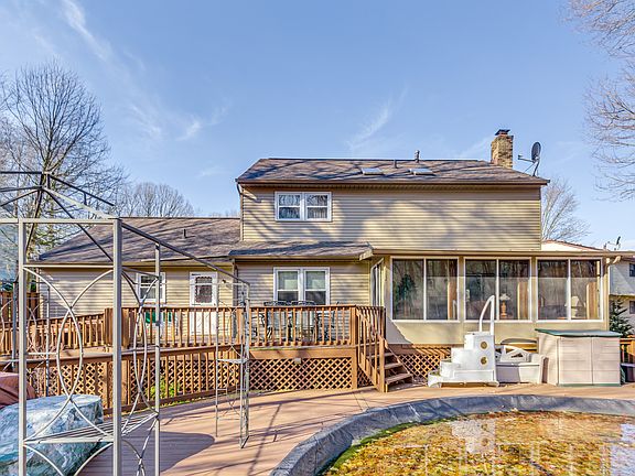 Pool w/expansive decking