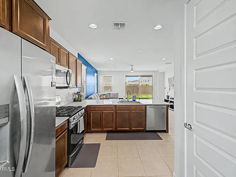 12515 W Morten Ave — Photo 5