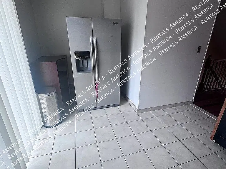 3 bedrooms 3 bath — Photo 3