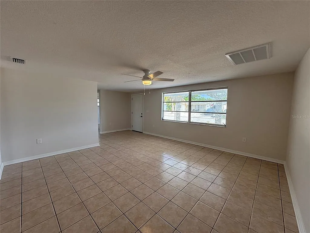3 bed, 2.0 bath, 1429 sqft, $1,995 — Photo 4