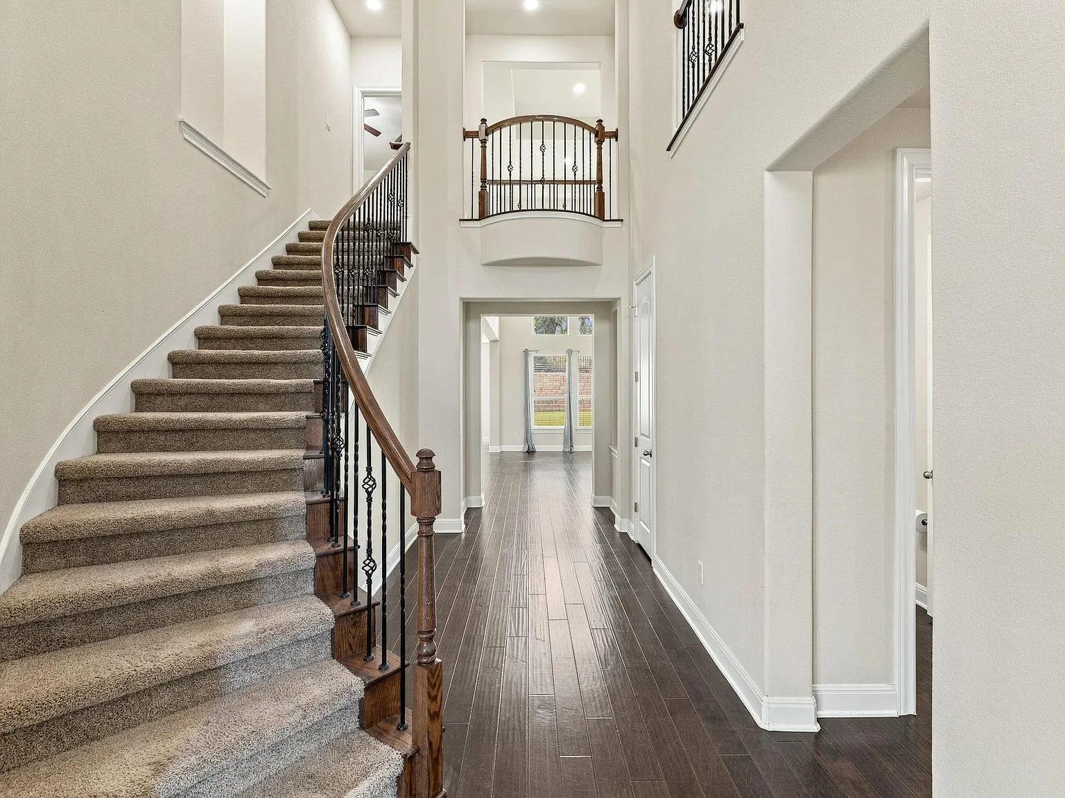 5 bed, 3.5 bath, 3896 sqft, $4,100 — Photo 3