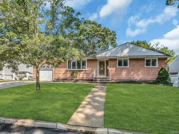 50 Jerome Street, Lindenhurst, NY 11757