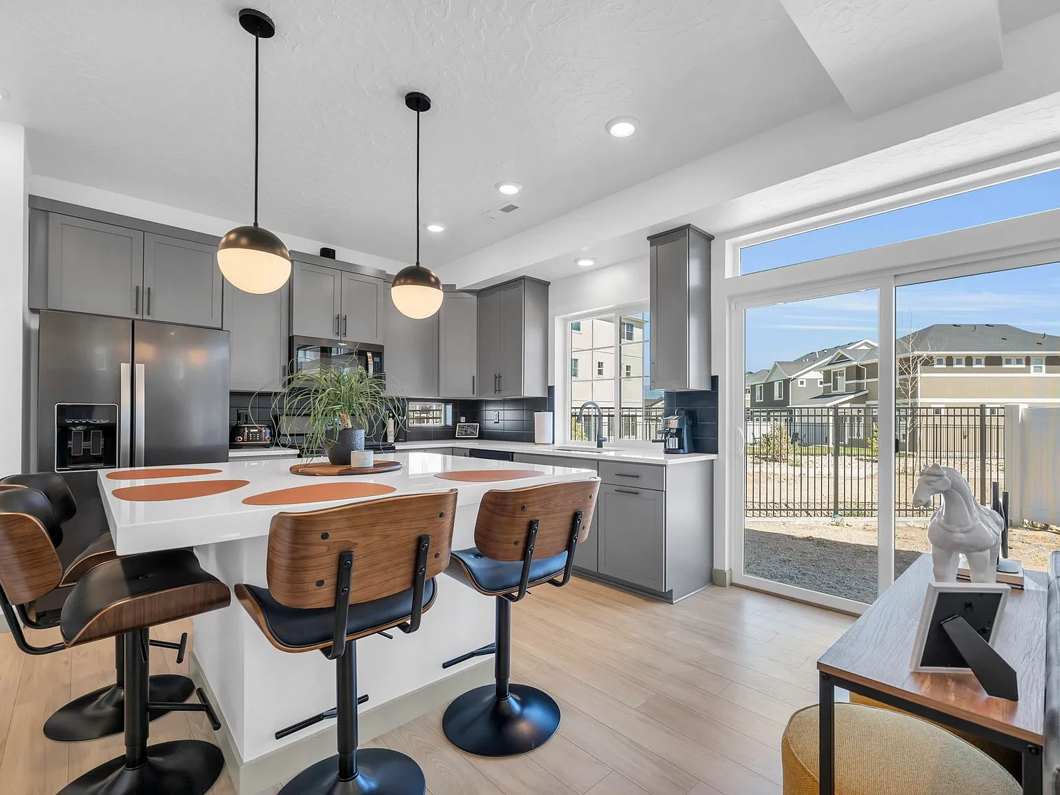 3 bed, 2.5 bath, 1500 sqft, $2,450 — Photo 3