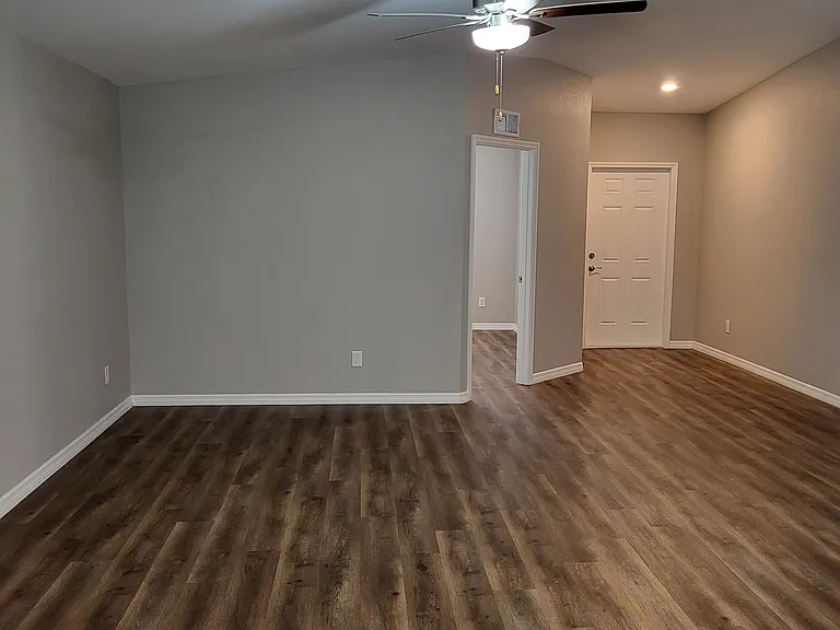 860 Phyllis St — Photo 11