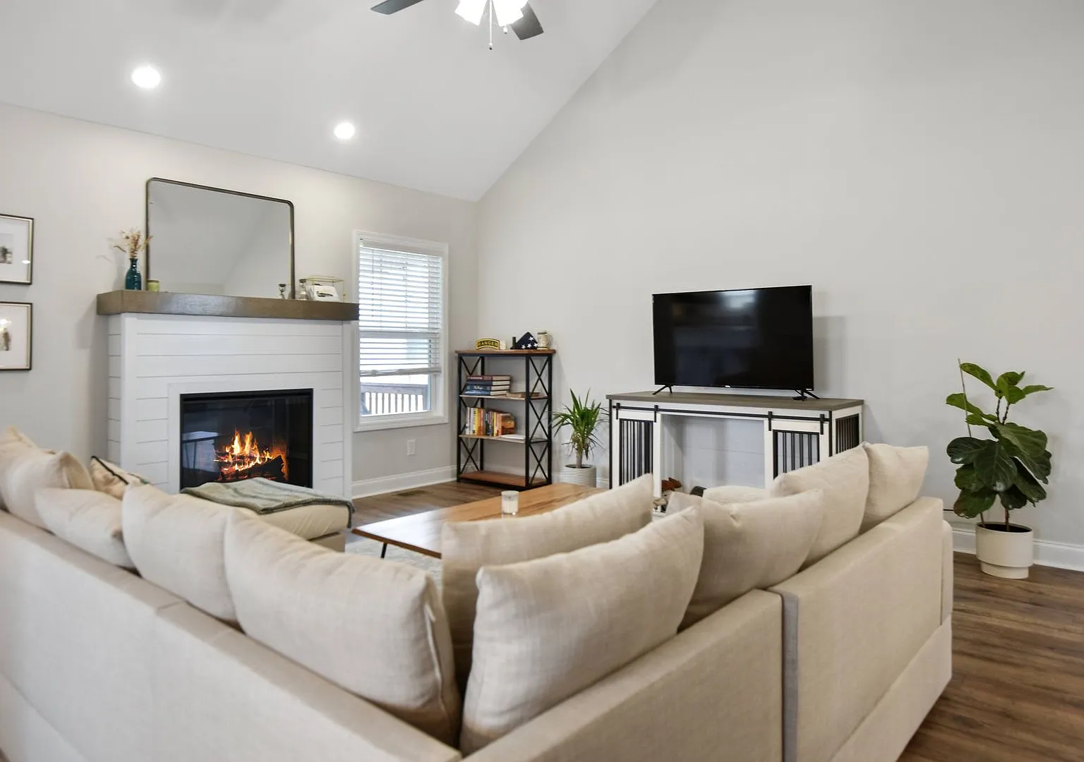 Pet Friendly Four Bedroom with Basement! — Photo 2