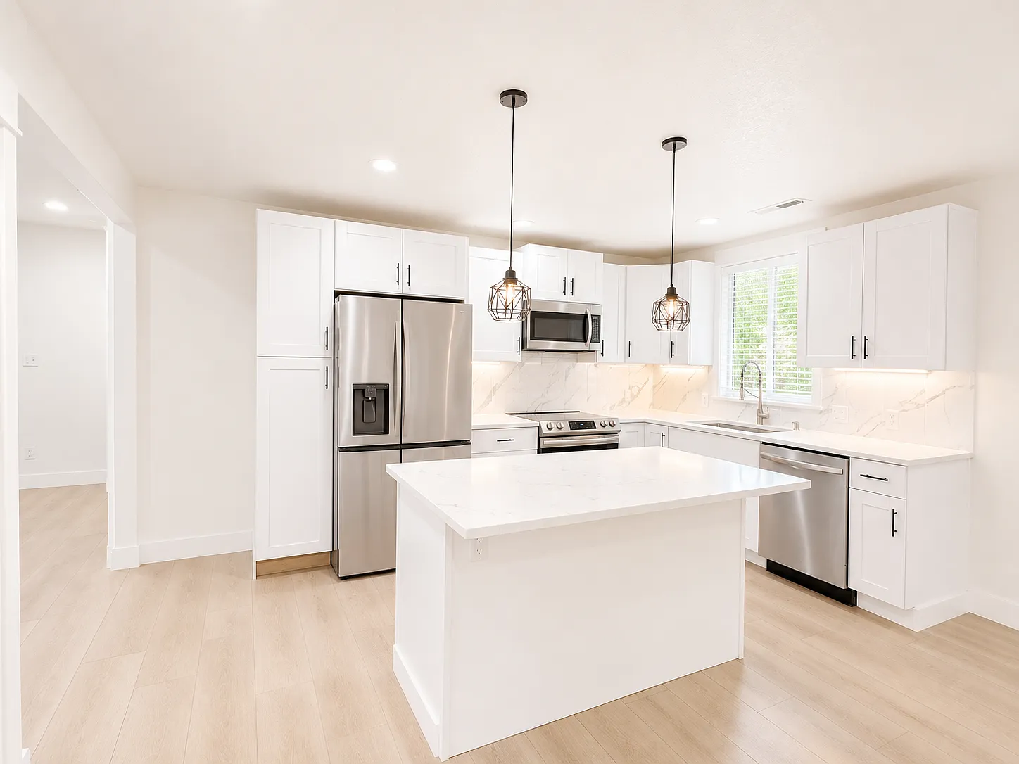3 bed, 1.5 bath, 1128 sqft, $2,400 — Photo 3