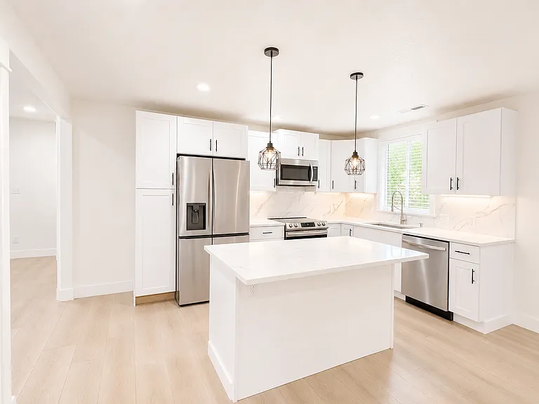 5910 NE 60th Ave — Photo 3