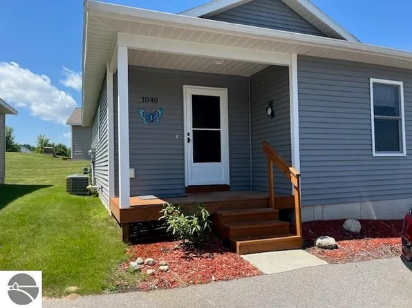 1040 Umber Dr, Traverse City, MI 49696