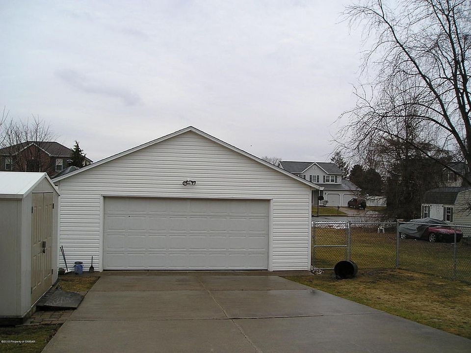 2nd image of 221 Kossack St