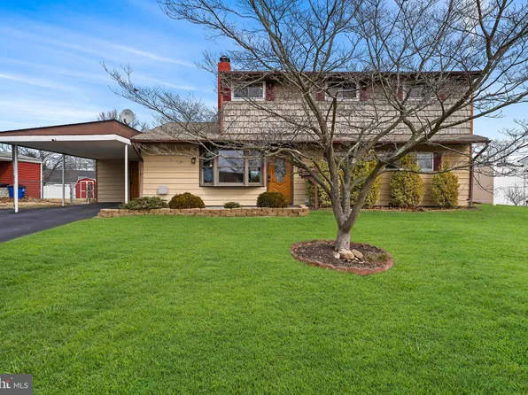 296 Thornridge Dr, Levittown, PA 19054