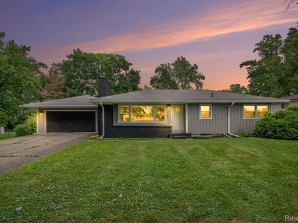 1082 Genella St, Waterford, MI 48328