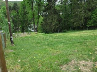 714 Broad St, Mount Hope, WV 25880