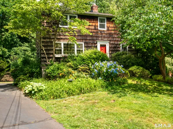 8 Oakledge Circle, Norwalk, CT 06854