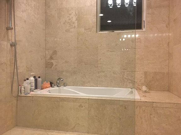Master bath jacuzzi