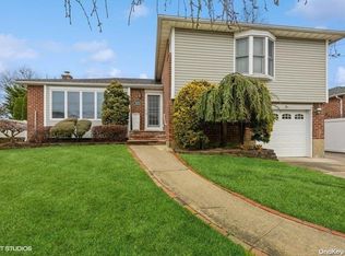 121 Violet St, Massapequa Park, NY 11762