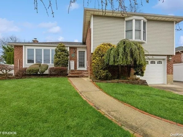 121 Violet Street, Massapequa Park, NY 11762
