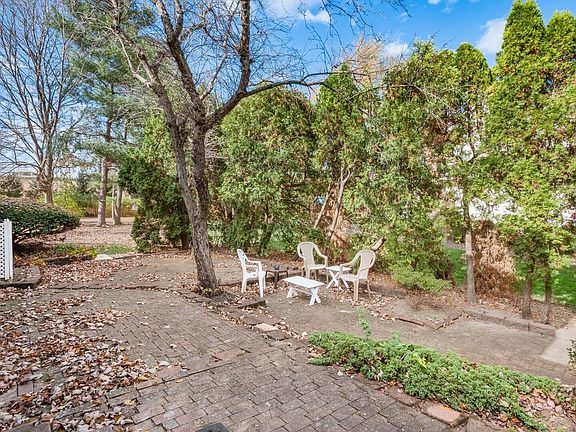 2nd image of 10447 Wexford Ct