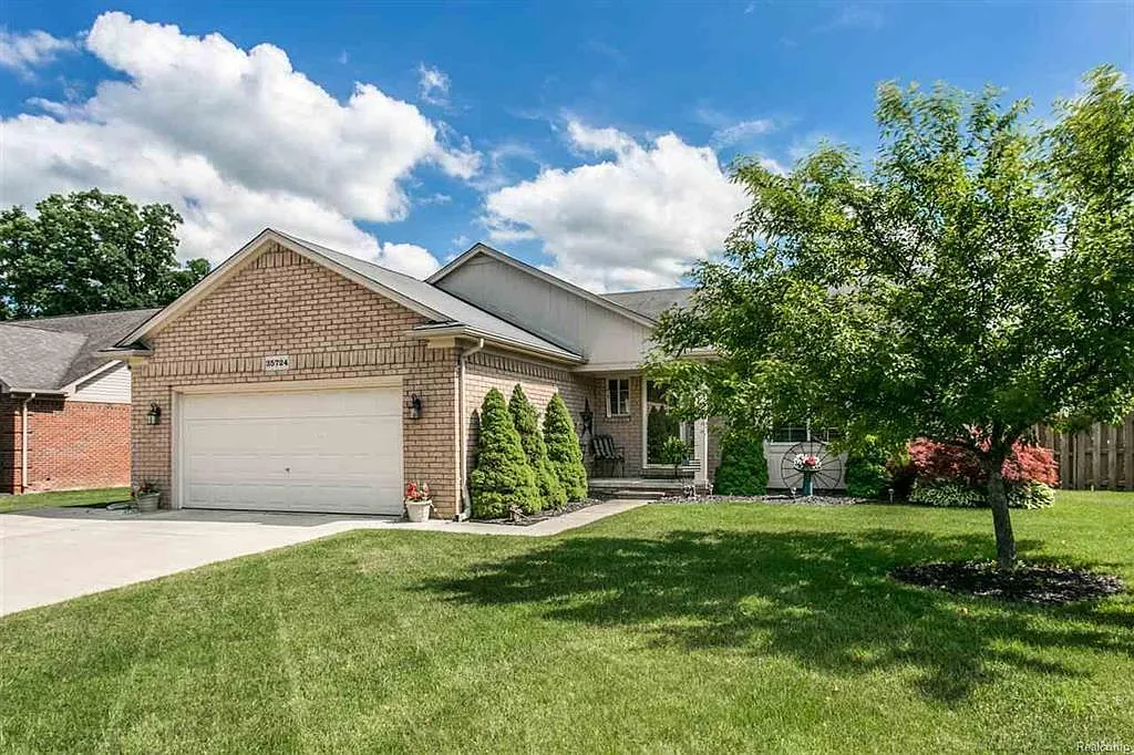 35724 Pierce St photo 1