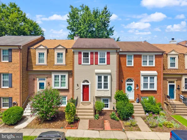 8636 Dellway Ln, Vienna, VA 22180