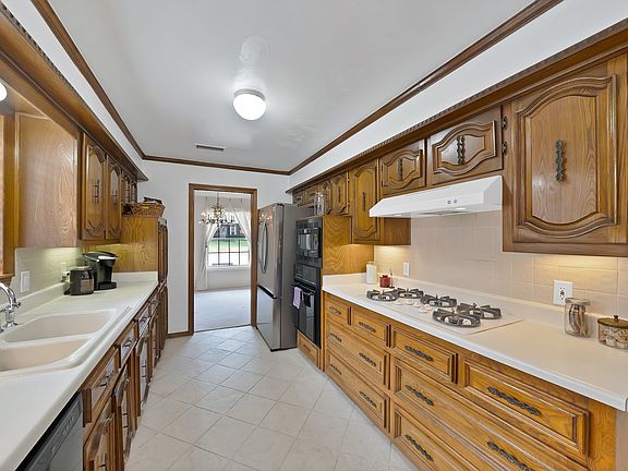 4th image of 9630 Fallbrook Dr