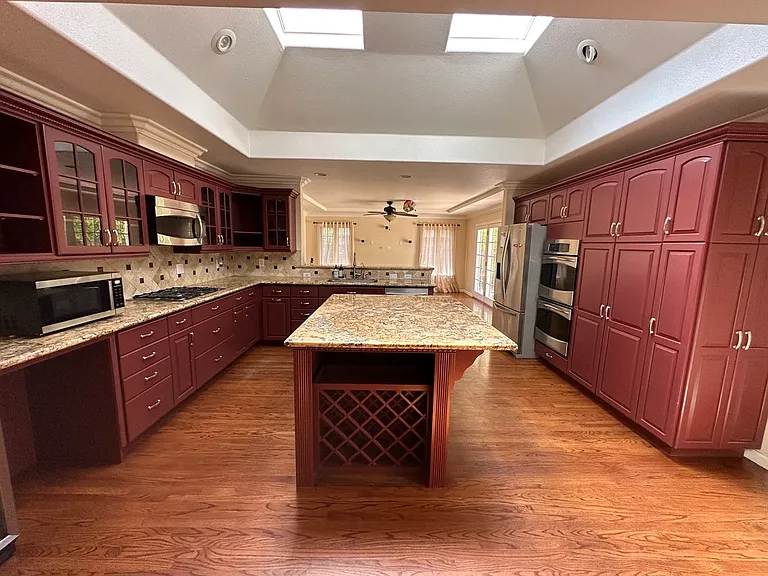 555 Clark Ct — Photo 8