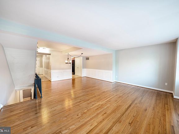 4th image of 3888 University Dr