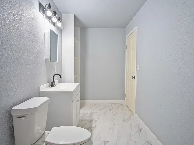 318 Vine St — Photo 23