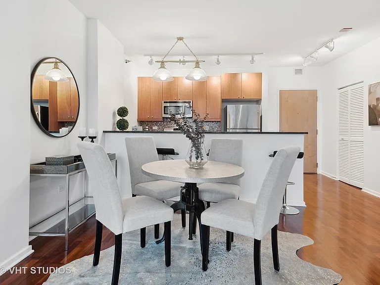 123 S Green St #1009B — Photo 9