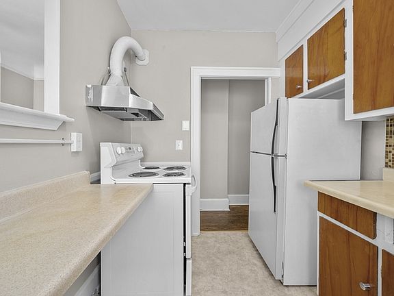 3rd image of 852 Beaconsfield Ave APT 2S
